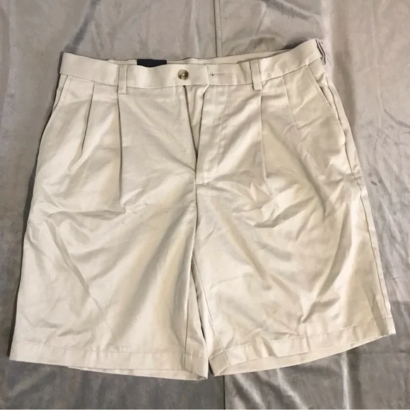 Roundtree Yorke travelsmart mens khaki classic fit pleated front shorts  sz 36